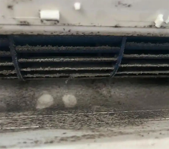 定结空调吹的风有股烧焦味是怎么回事